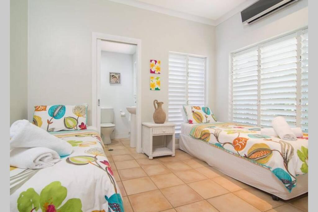 Beauty Tiny Walk To Sea Villa Port Douglas Exterior photo